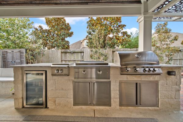 Outdoor Kitchen - Backyard Retreats